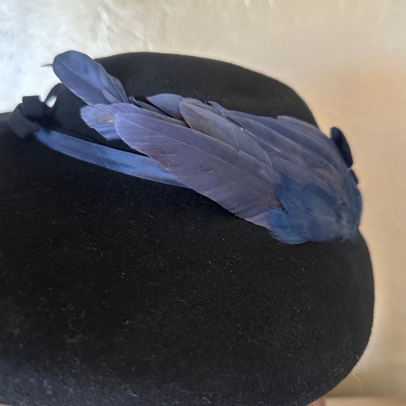 COMELY 1940s\' BLACK FELT WIDE BRIM HAT - FOLDED FRONT BRIM & BLUE FEATHER WINGS